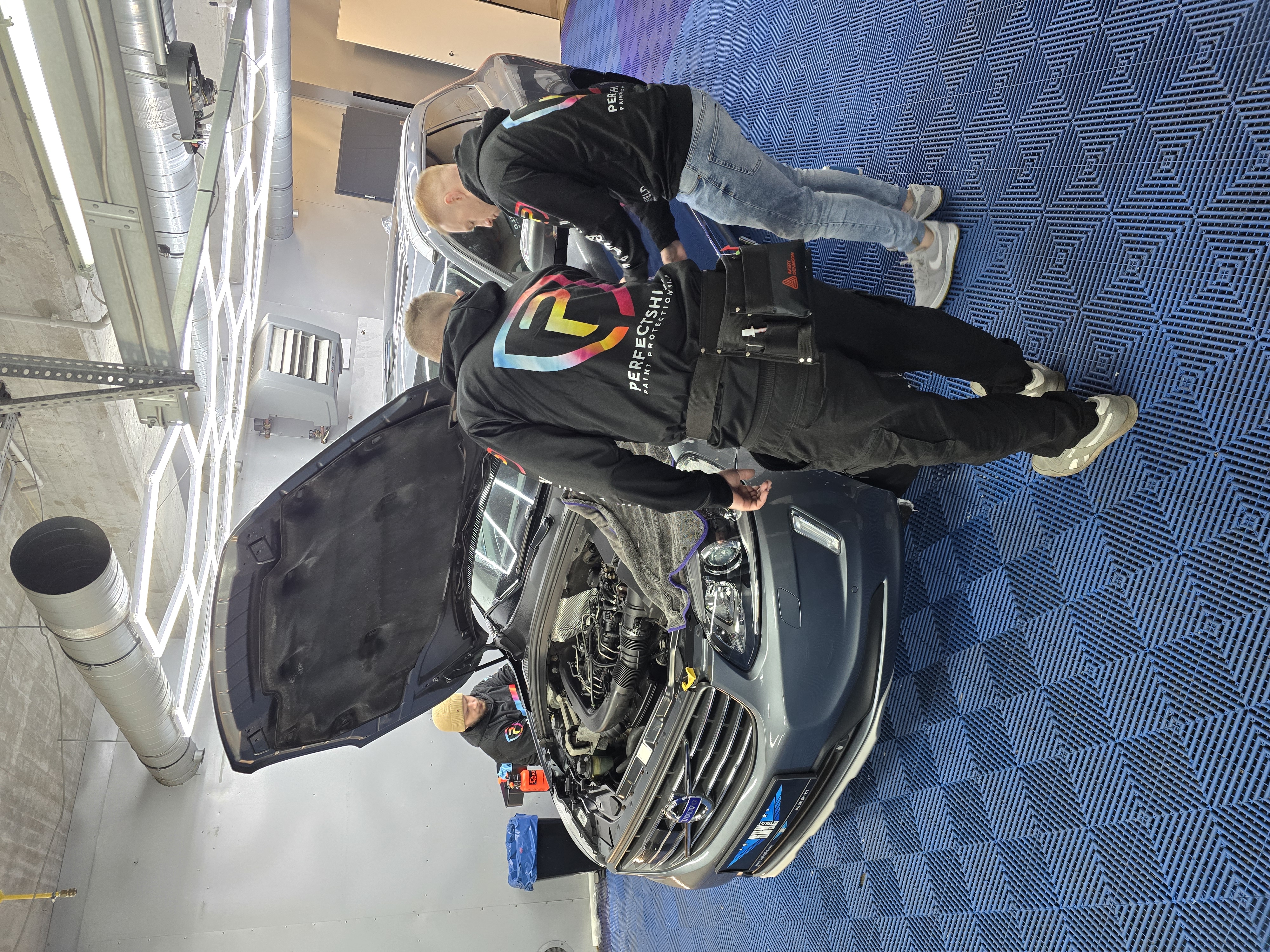 Zdjęcie ze szkolenia, instruktor pokazuje jak poprawnie nałożyć folię